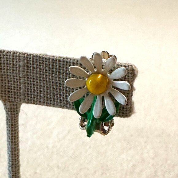 Vintage Daisy Clip-On Earrings Retro Floral Design Yellow & White Enamel Metal - Picture 6 of 11